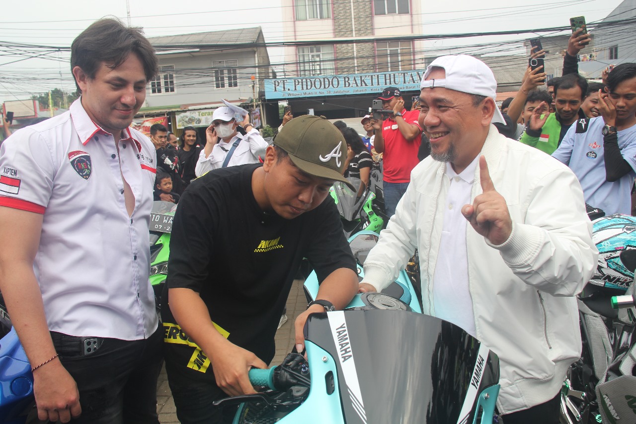 Calon Wali Kota Bekasi Heri Koswara bersama riders Kawasaki Ninja. Foto: Ist