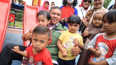 Keceriaan Calon Wali Kota Bekasi Tri Adhianto bersama dengan anak - anak di Taman Inklusif. Foto: Ist