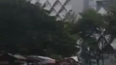 Tangkapan layar kondisi Stadion Wibawamukti porakporanda diterpa angin.