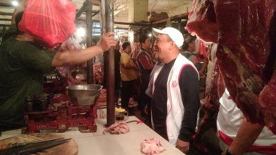 Calon Wali Kota Bekasi, Heri Koswara menyapa para pedagang di Pasar Baru, Duren Jaya, Bekasi Timur, Kota Bekasi. Foto: Ist