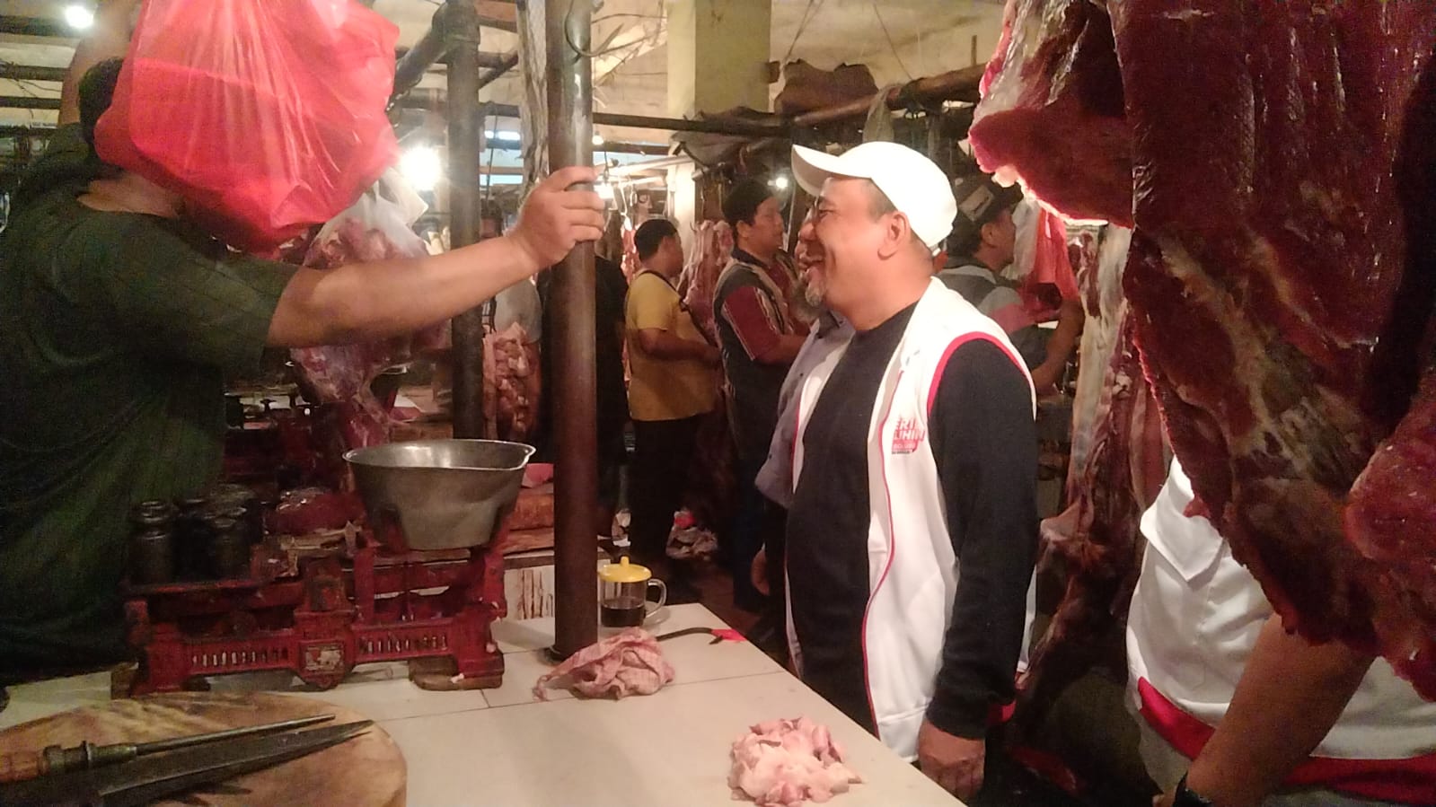 Calon Wali Kota Bekasi, Heri Koswara menyapa para pedagang di Pasar Baru, Duren Jaya, Bekasi Timur, Kota Bekasi. Foto: Ist