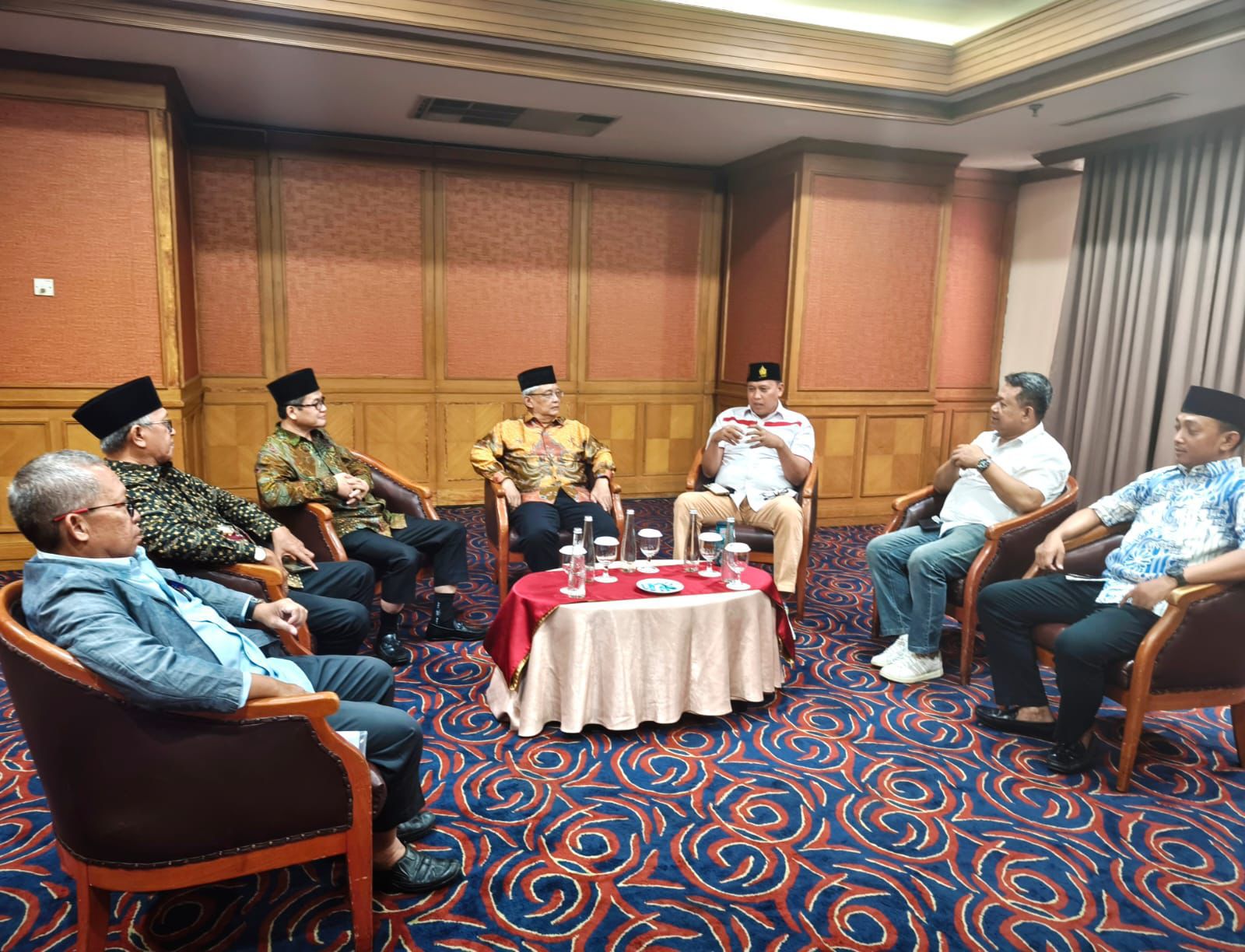 Calon Wali Kota Bekasi, Tri Adhianto, melakukan silaturahmi dengan pengurus Lembaga Dakwah Islam Indonesia (LDII) Kota Bekasi. Foto: Ist