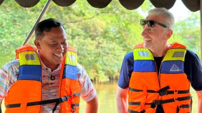 Calon Wali Kota Bekasi, Tri Adhianto, menerima kunjungan dari perwakilan asosiasi internasional One Earth One Ocean, yang bergerak di bidang lingkungan hidup di Pekayon Jaya (21/10/2024). Foto: Ist