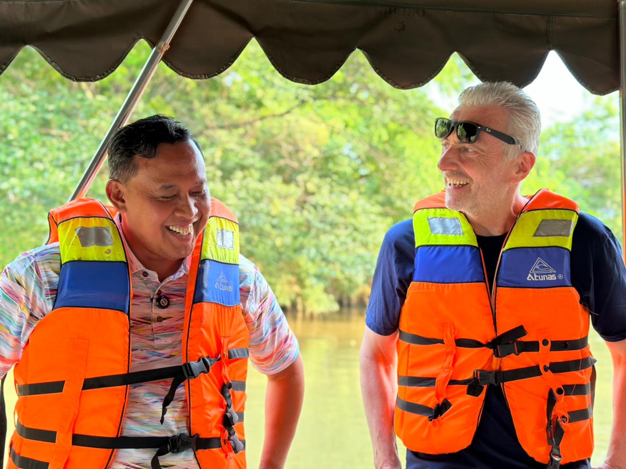 Calon Wali Kota Bekasi, Tri Adhianto, menerima kunjungan dari perwakilan asosiasi internasional One Earth One Ocean, yang bergerak di bidang lingkungan hidup di Pekayon Jaya (21/10/2024). Foto: Ist