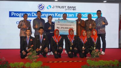 PT Bank JTrust Indonesia Tbk (J Trust Bank) melakukan penandatanganan kerja sama dengan SMK Mitra Industri MM2100. Foto: Ist