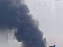 Gudang Plastik di Bekasi Terbakar, Kepulan Asap Hitam Membumbung Tinggi