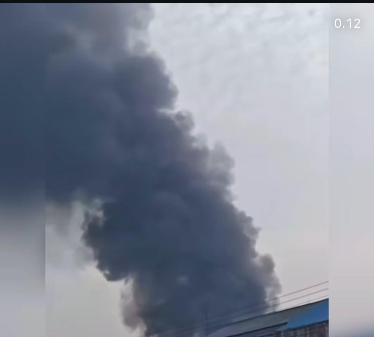 Kepulan asap dari Gudang Plastik di Rawapasung, Kota Bekasi. Foto: Ist