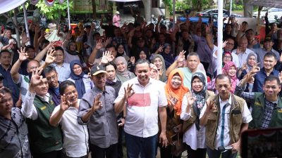 Pose tiga jari Calon Wali Kota Bekasi Tri Adhianto bersama dengan BKM. Foto: Ist