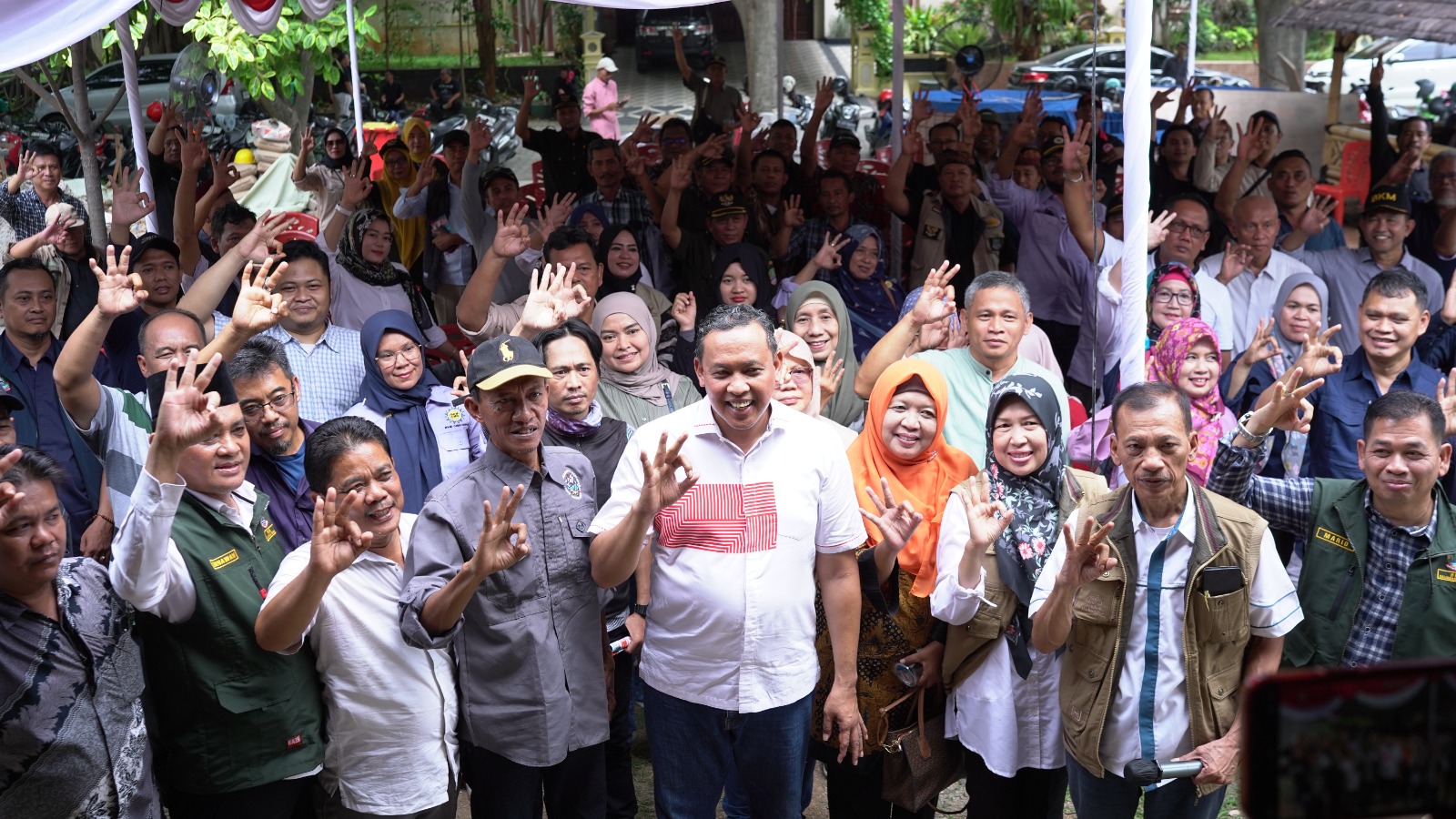 Pose tiga jari Calon Wali Kota Bekasi Tri Adhianto bersama dengan BKM. Foto: Ist
