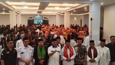Ratusan anggota Laskar Badan Kekeluargaan Masyarakat Bekasi (BKMB) Bhagasasi Bekasi menyatakan dukungan ke Pasangan Calon Wali Kota Bekasi Heri Koswara dan Sholihin di Islamic Centre Kota Bekasi, Jumat 25 Oktober 2024.