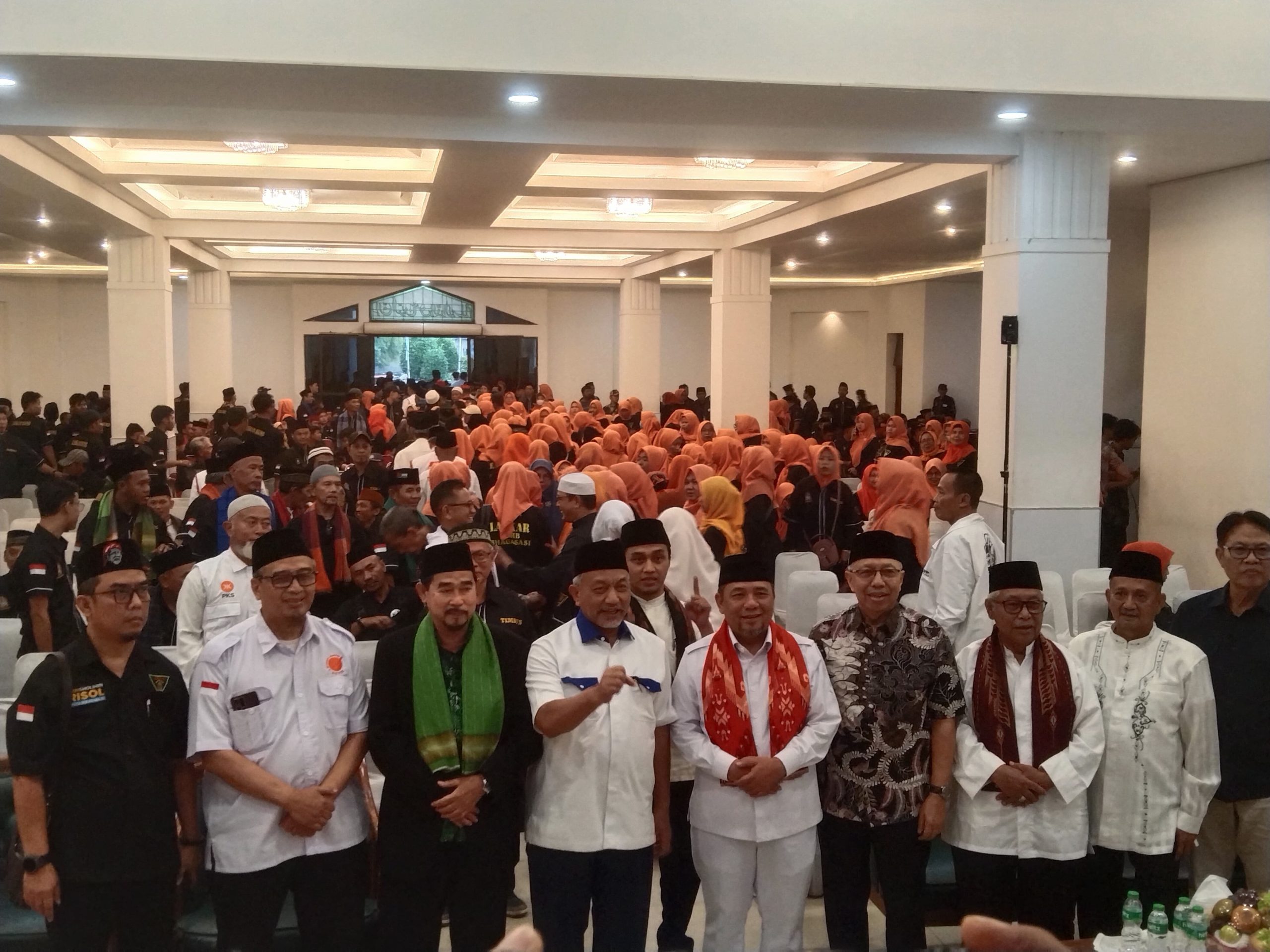 Ratusan anggota Laskar Badan Kekeluargaan Masyarakat Bekasi (BKMB) Bhagasasi Bekasi menyatakan dukungan ke Pasangan Calon Wali Kota Bekasi Heri Koswara dan Sholihin di Islamic Centre Kota Bekasi, Jumat 25 Oktober 2024.