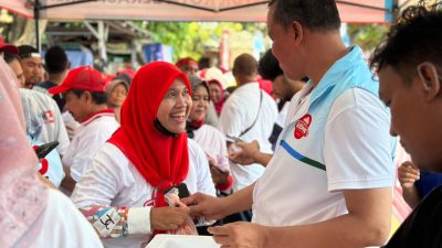 Calon Wali Kota Bekasi Tri Adhianto meluncurkan Kartu Keren Diskon Pangan yang disambut hangat warga di Bekasi Timur.Foto: Ist