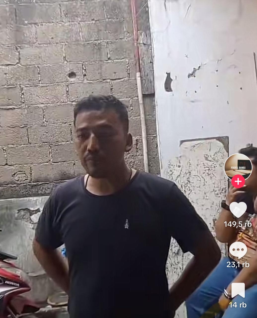 Slah satu petugas Polda Metro Jaya saat memberikan penjelasan kedatangannya di pengolahan spart part mobil di Mutiara Gading Timur Cluster Palermo, Babelan, Kabupaten Bekasi. Foto: Tagkapan layar video yang diunggah Tiktok @pokrolbamboe