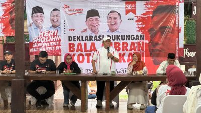 Calon Wali Kota Bekasi Heri Koswara mendatangi deklarasi dukungan Bara Gibran kepadanya di Pilkada Kota Bekasi 2024. Foto: Ist