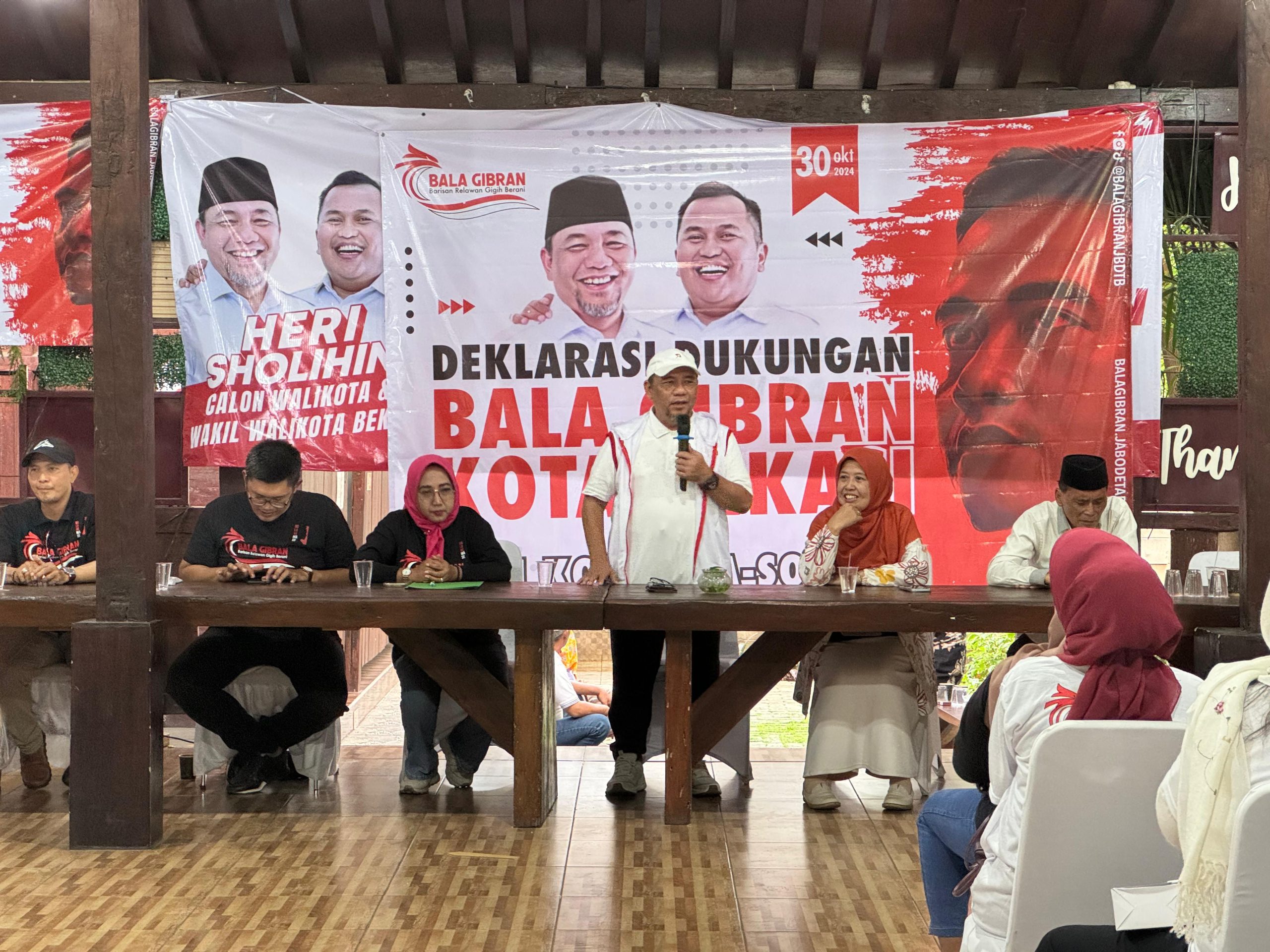 Calon Wali Kota Bekasi Heri Koswara mendatangi deklarasi dukungan Bara Gibran kepadanya di Pilkada Kota Bekasi 2024. Foto: Ist