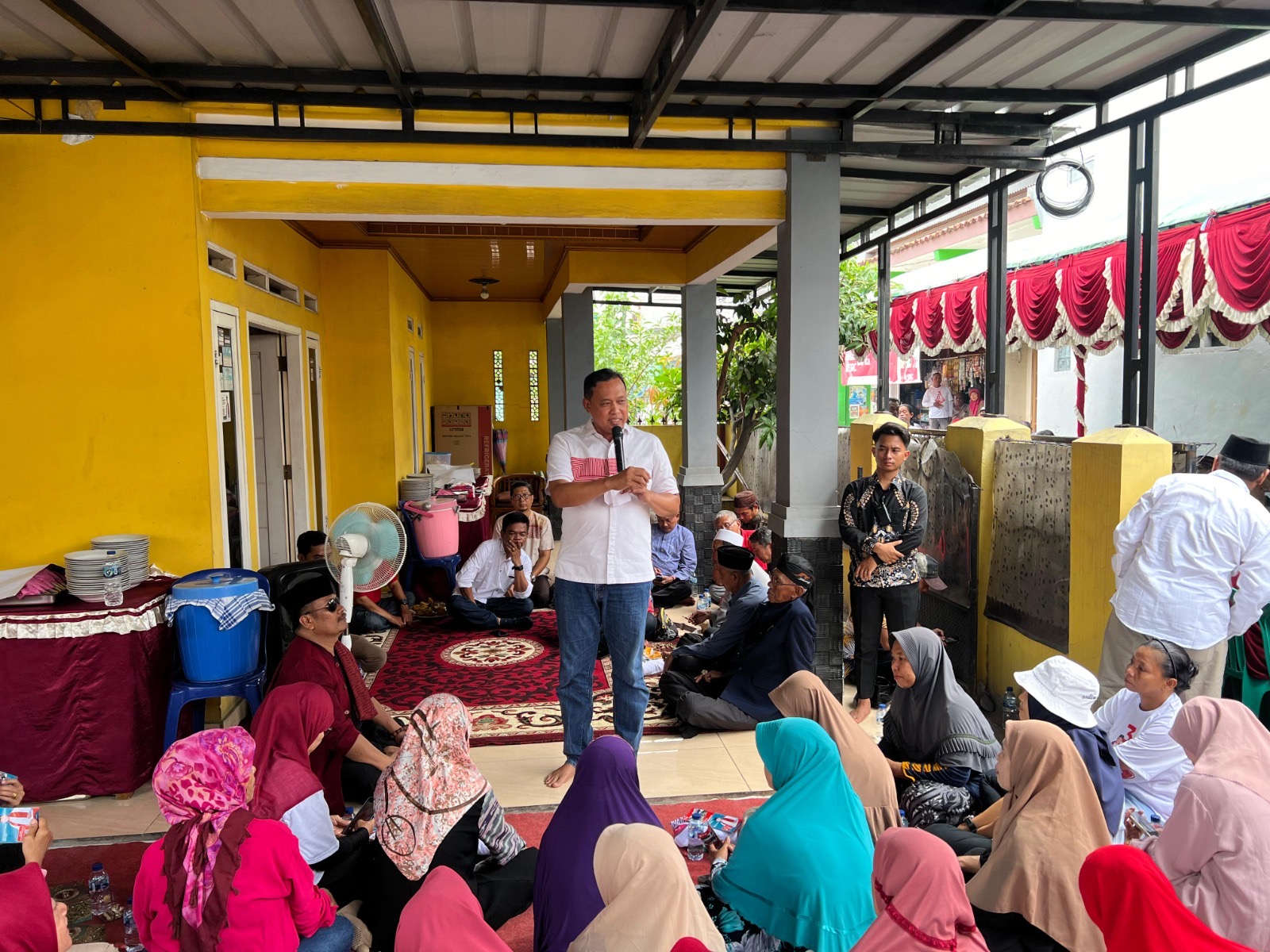 Calon Wali Kota Bekasi Tri Adhianto bersama warga di Kaliabang. Foto: Ist