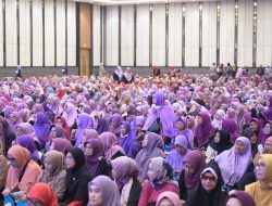 Tri Adhianto dan istri Kompak Satukan Ribuan Ibu di Festival Majelis Taklim Bekasi