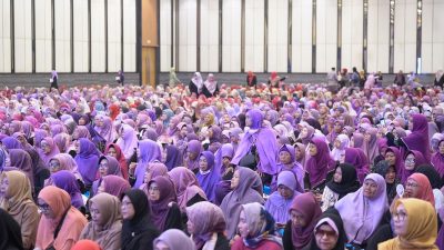 Calon Walikota Bekasi Tri Adhianto dan istri Wiwiek hargono wadahi Ribuan ibu-ibu dari berbagai kelompok Majelis Taklim di Kota Bekasi memenuhi Bekasi Convention Center (BCC), pada Minggu (27/10/2024). Kegiatan tersebut diberi nama Festival Majelis Taklim.