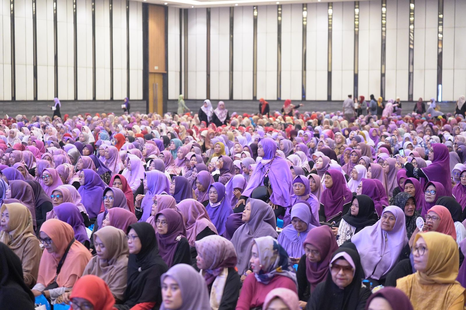 Calon Walikota Bekasi Tri Adhianto dan istri Wiwiek hargono wadahi Ribuan ibu-ibu dari berbagai kelompok Majelis Taklim di Kota Bekasi memenuhi Bekasi Convention Center (BCC), pada Minggu (27/10/2024). Kegiatan tersebut diberi nama Festival Majelis Taklim.