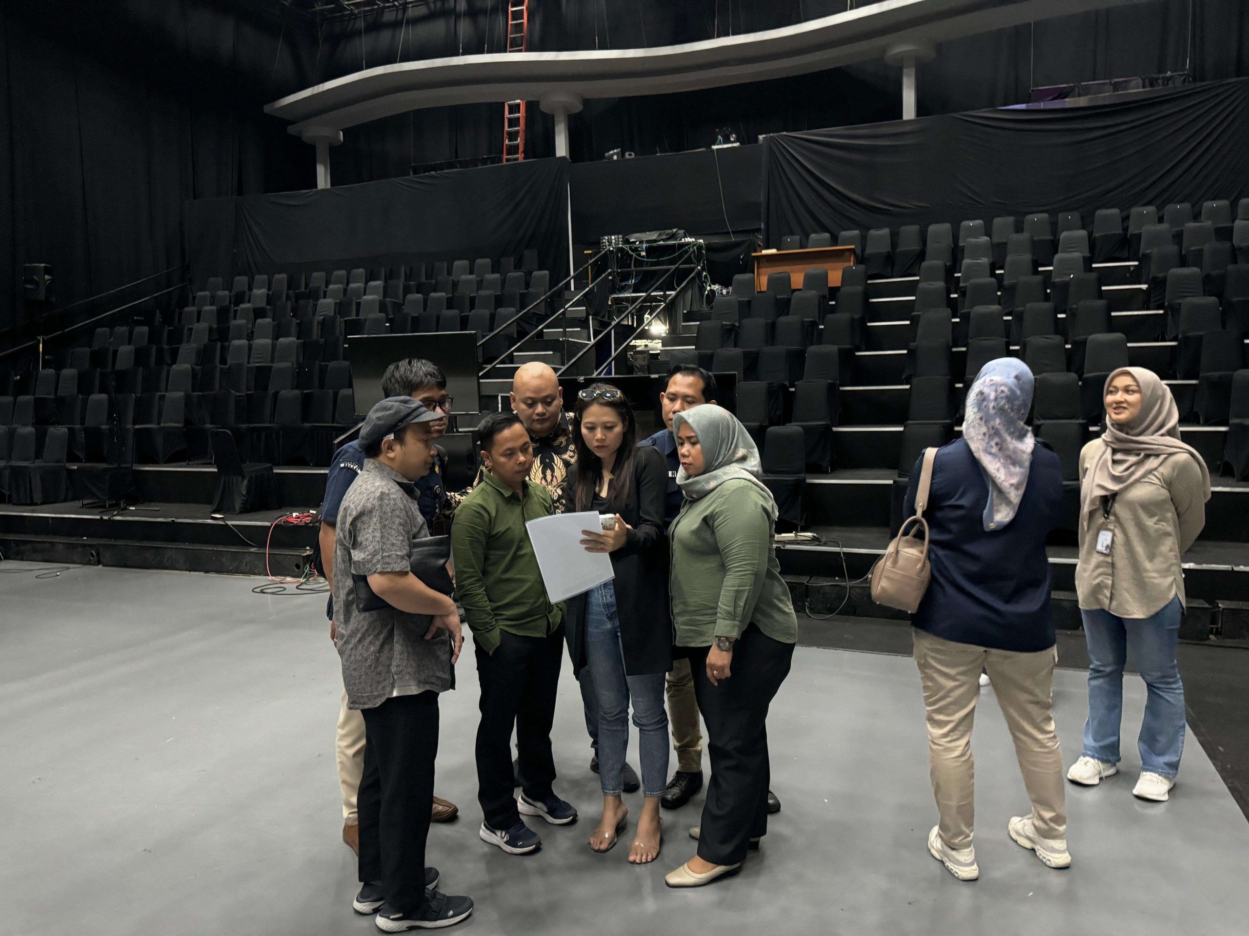 KPU Kota Bekasi mendatangi studio Kompas TV yang akan menyiarkan secara langsung debat kandidat Pilkada Kota Bekasi 2024. Foto: Ist