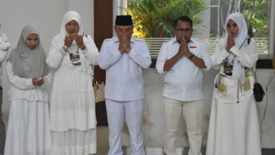 Paslon Heri Koswara - Sholihin berdoa menjelang pelaksanaan debat perdananya. Foto: Ist
