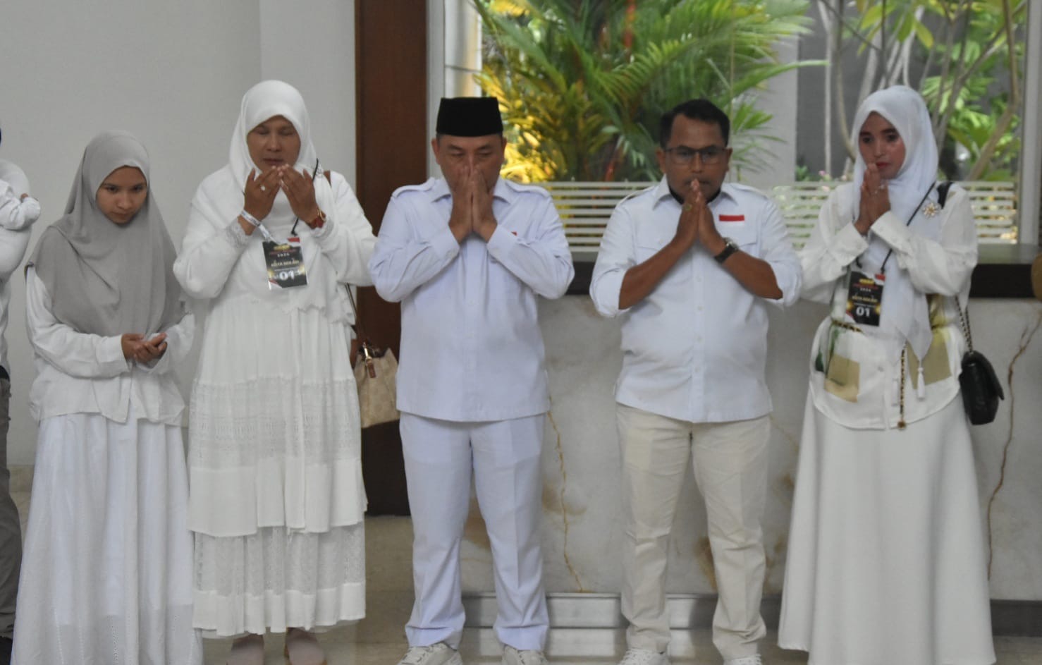 Paslon Heri Koswara - Sholihin berdoa menjelang pelaksanaan debat perdananya. Foto: Ist