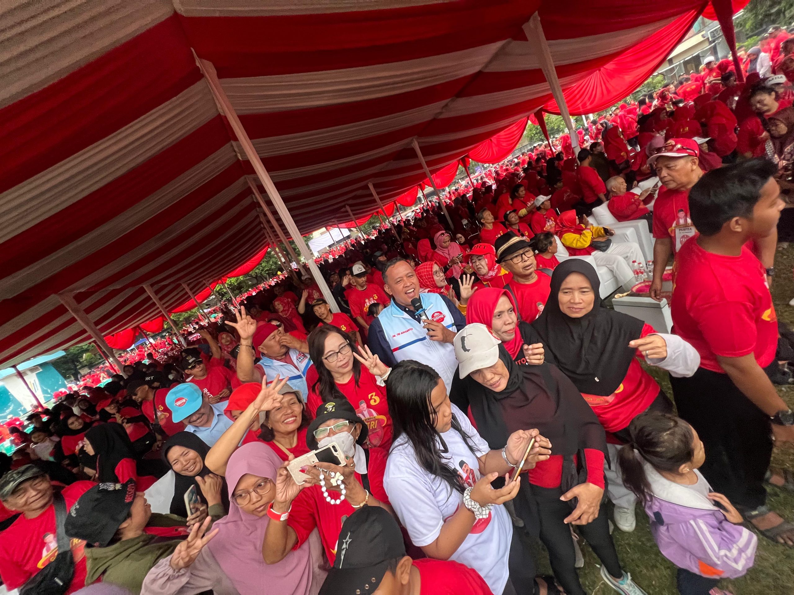 Tri Adhianto hadiri deklarasi relawan Go-Tri di Lapangan Kuda Chandra, Kelurahan Jatirahayu, Minggu (3/11/2024). Foto: Ist