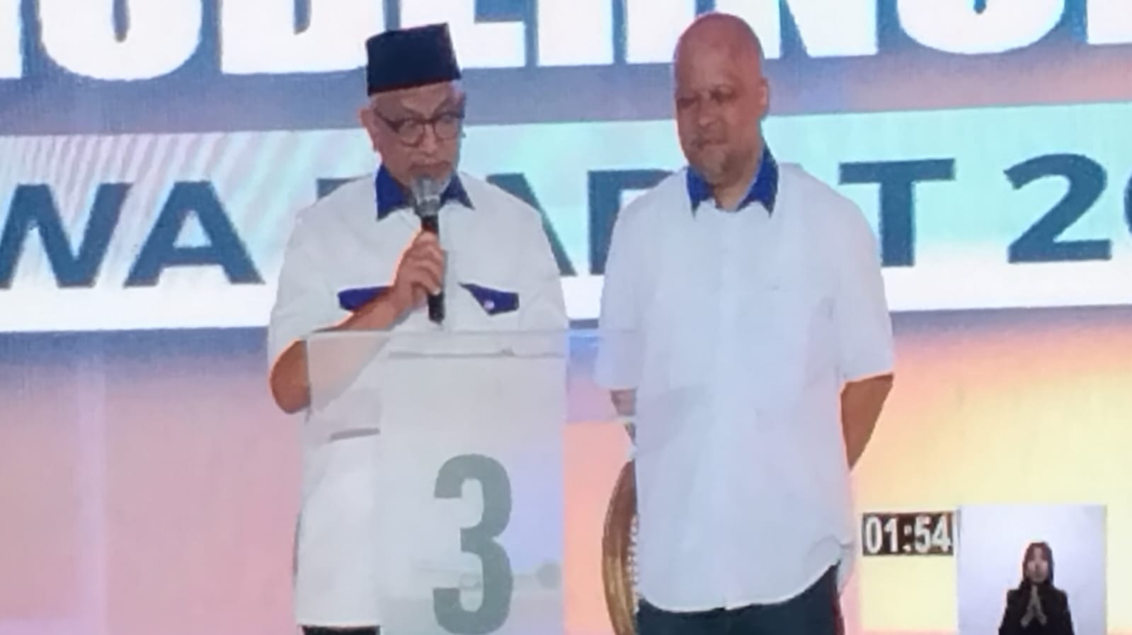 Calon Gubernur dan Wakil Gubernur Jawa Barat, Ahmad Syaikhu - Ilham Habibie dalam debat perdana. Foto: Ist