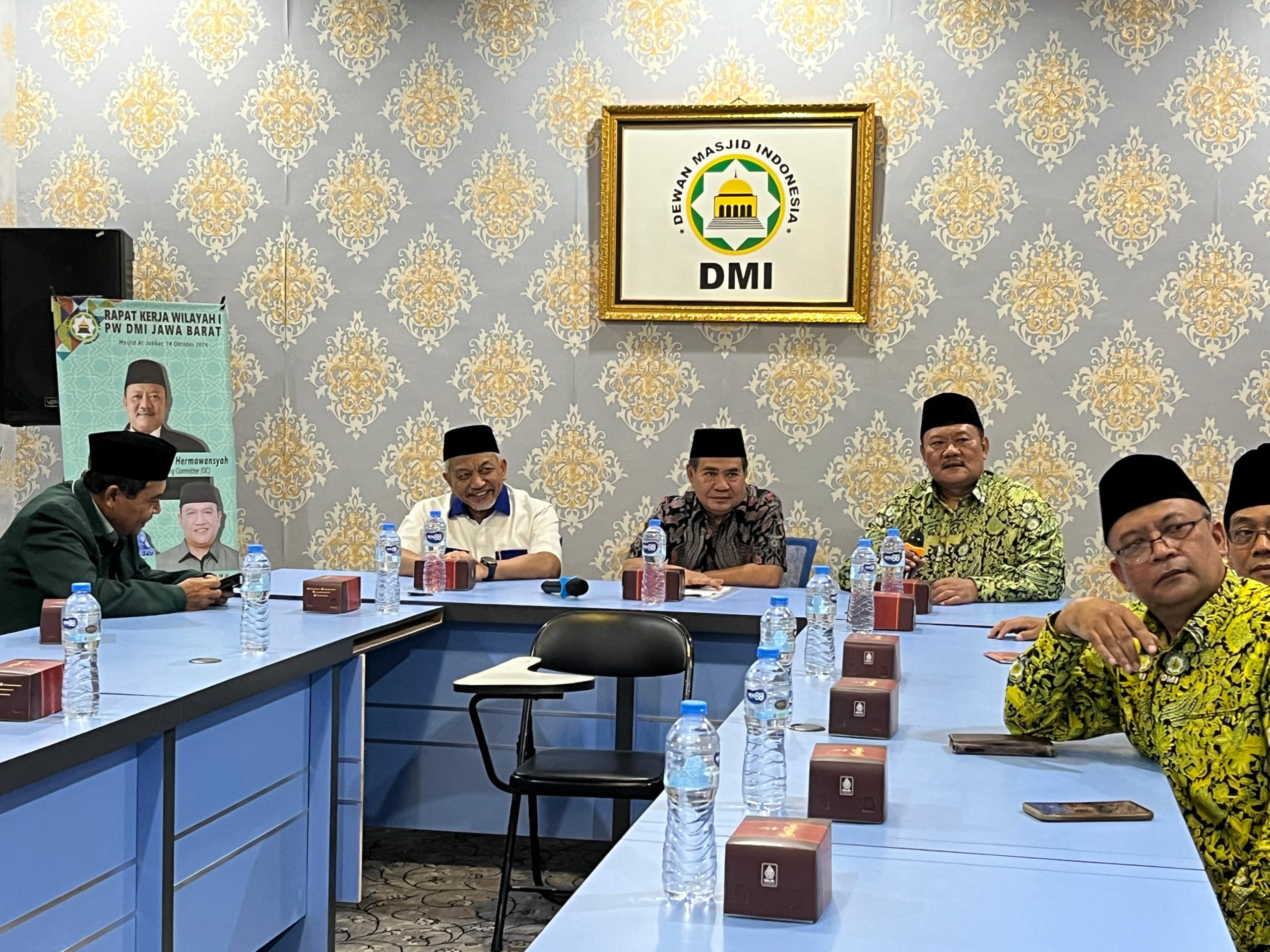 Calon Gubernur Jawa Barat nomor urut 3, Ahmad Syaikhu bertemu dengan Pengurus Wilayah (PW) Dewan Masjid Indonesia (DMI) Jabar di Kantor PW DMI Jabar, Jalan Soekarno-Hatta, Batununggal, Kota Bandung, Senin (4/11/2024).