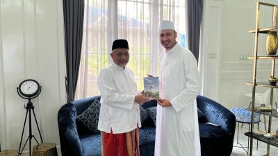 Cagub Jabar Ahmad Syaikhu bersama Habib Usman. Foto: Ist