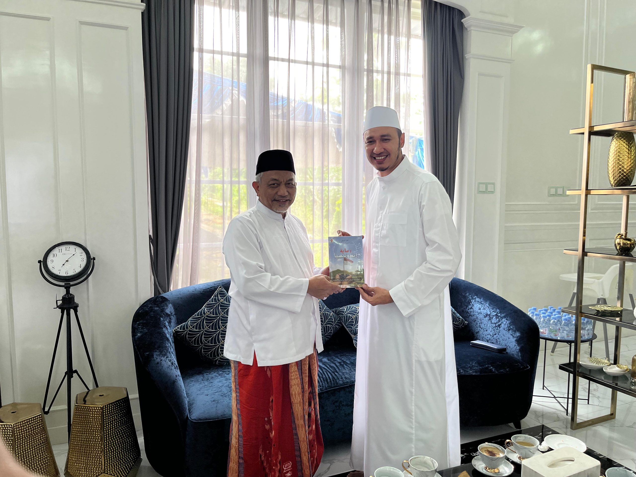 Cagub Jabar Ahmad Syaikhu bersama Habib Usman. Foto: Ist