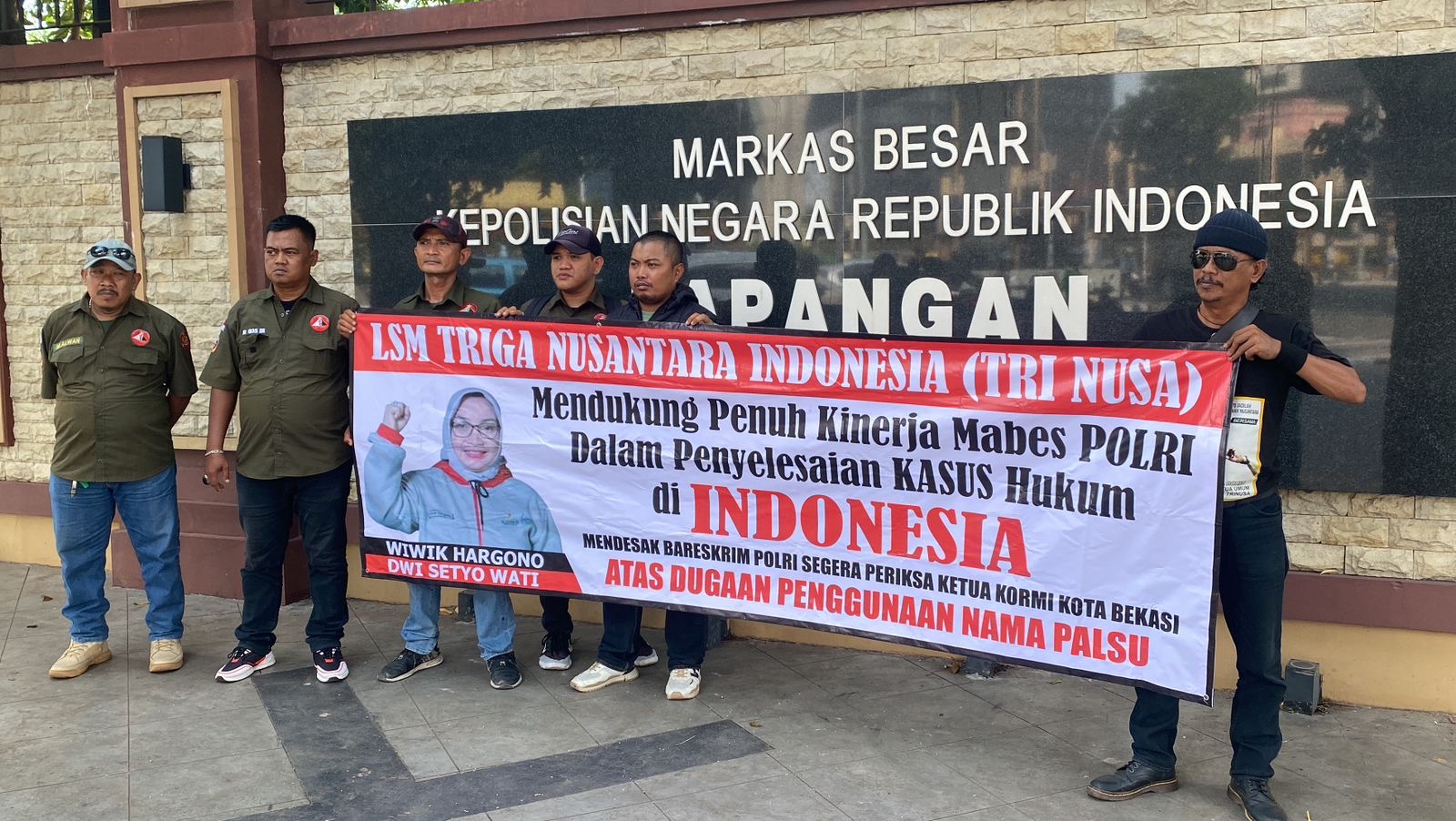 Aksi LSM Trinusa di depan Kantor Mabes Polri. Foto: ist