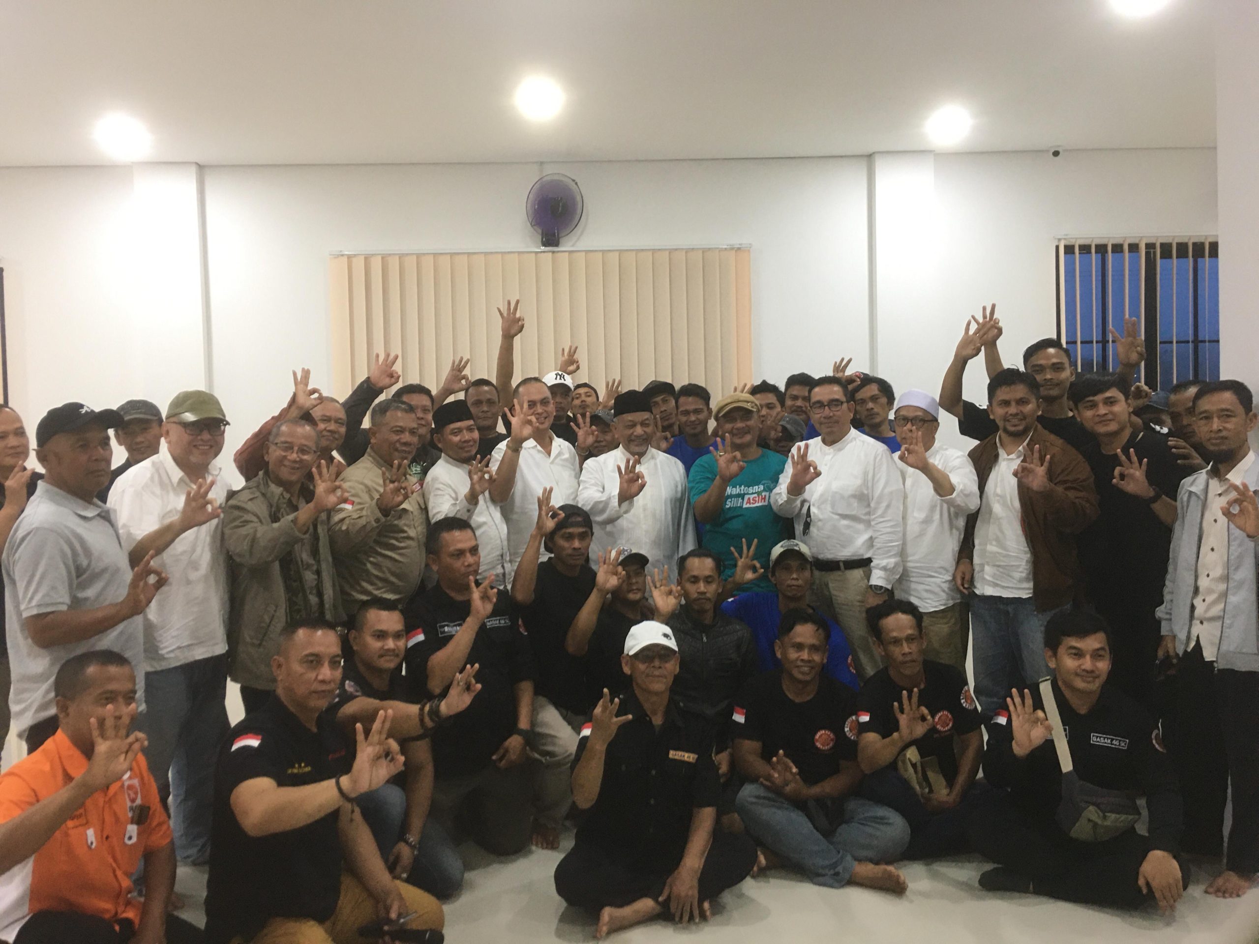 Gerakan Anak Sukabumi Anti Ketidakadilan (GASAK) mendeklarasikan dukungannya kepada pasangan Calon Gubernur dan Wakil Gubernur Jawa Barat nomor urut 3, Ahmad Syaikhu-Ilham Habibie (ASIH) pada Pemilihan Gubernur (Pilgub) Jabar 2024.