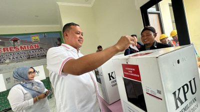 Calon Wali Kota Bekasi Tri Adhianto menyalurkan hak pilihnya bersama istri. Foto: Ist