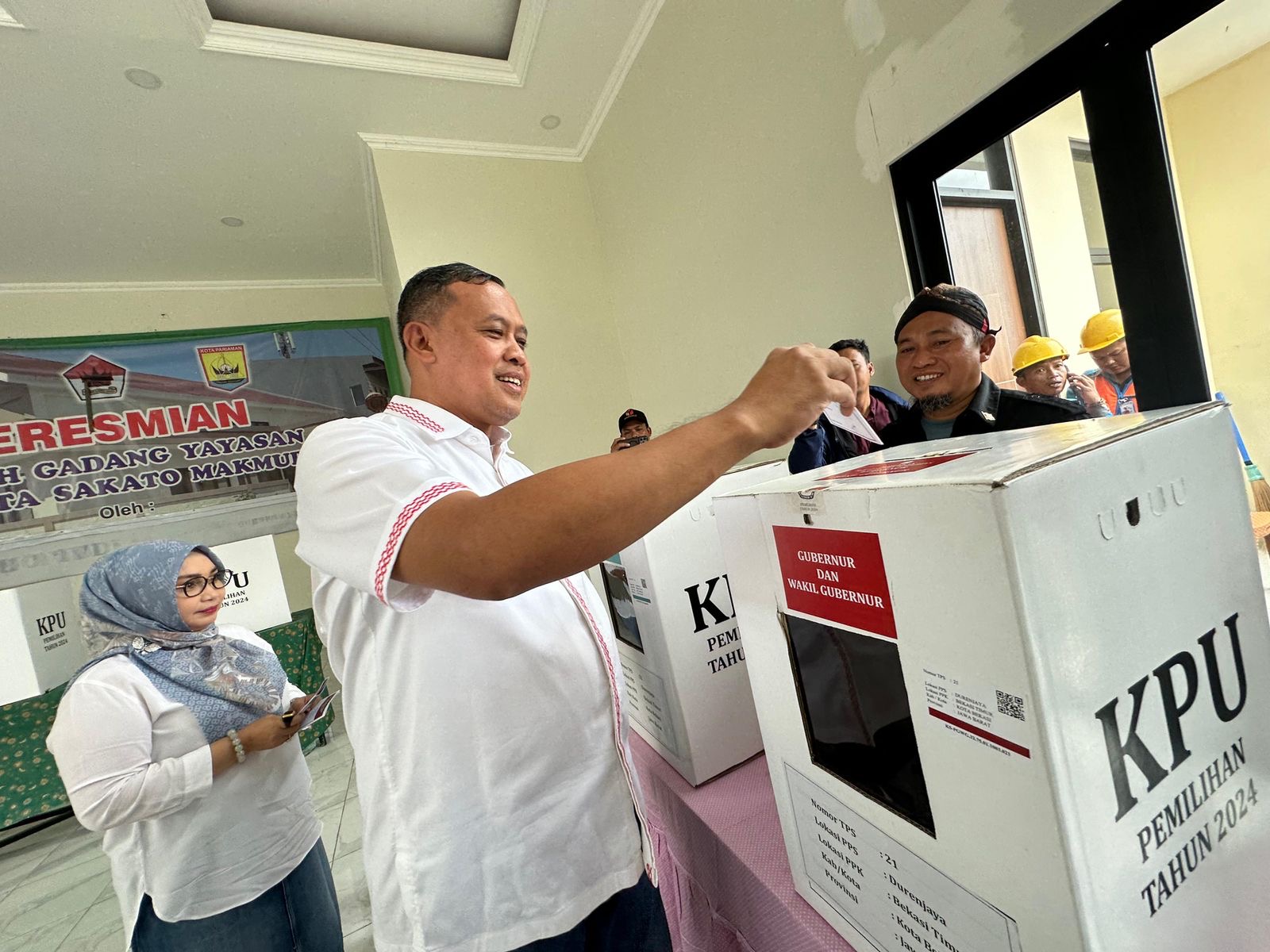 Calon Wali Kota Bekasi Tri Adhianto menyalurkan hak pilihnya bersama istri. Foto: Ist