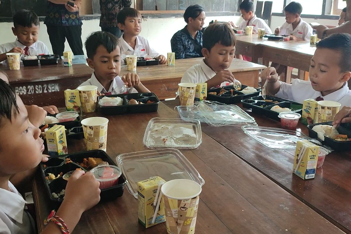 Ujicoba program makan bergizi gratis di Desa Sumberklampok, Kecamatan Gerokgak, Kabupaten Buleleng, Provinsi Bali, Senin (25/11/2024).(KOMPAS.com/Hasan)