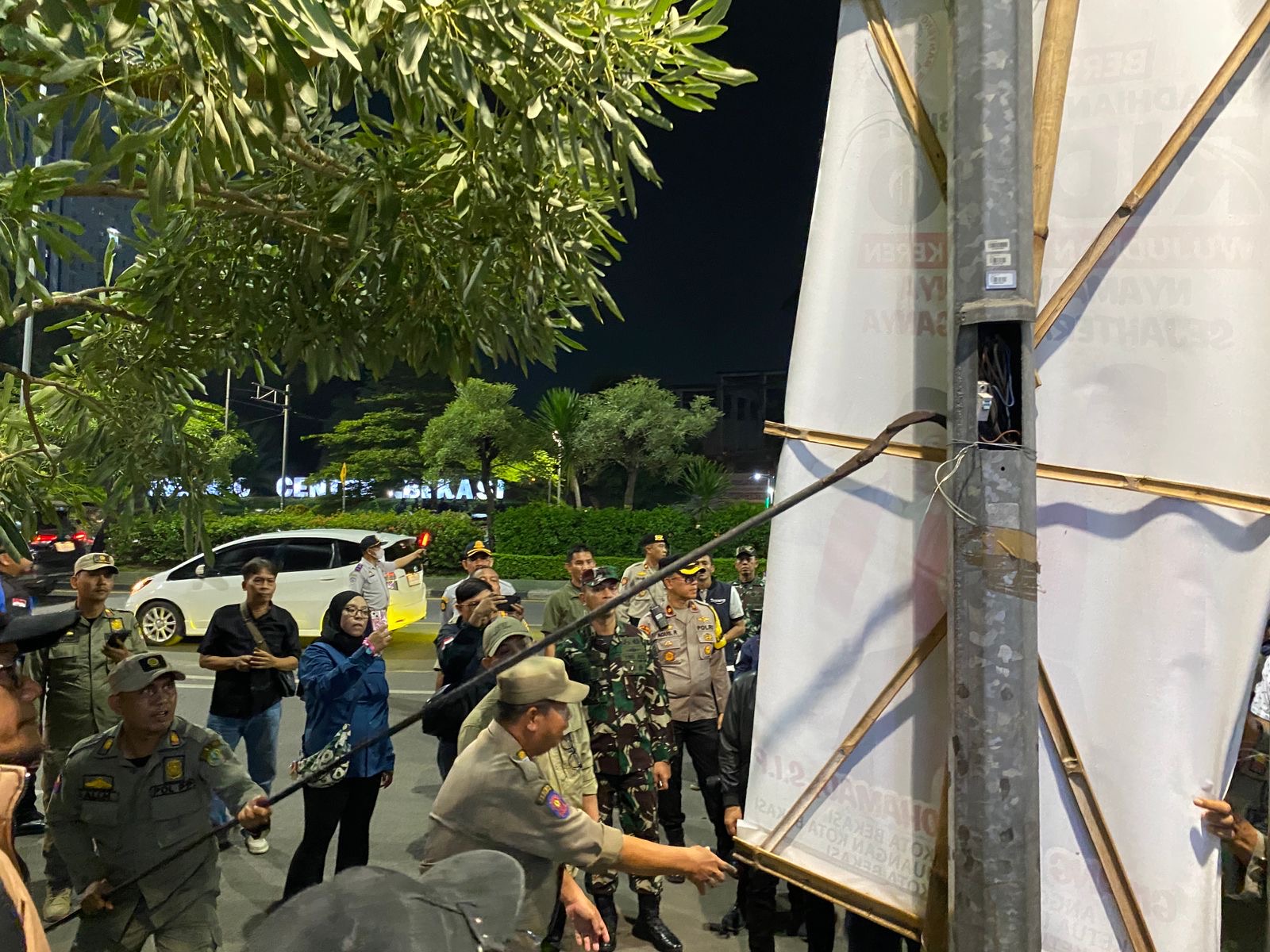 Bawaslu bersama Forkopimda Kota Bekasi menertibkan APK Pilkada 2024. Foto: Ist