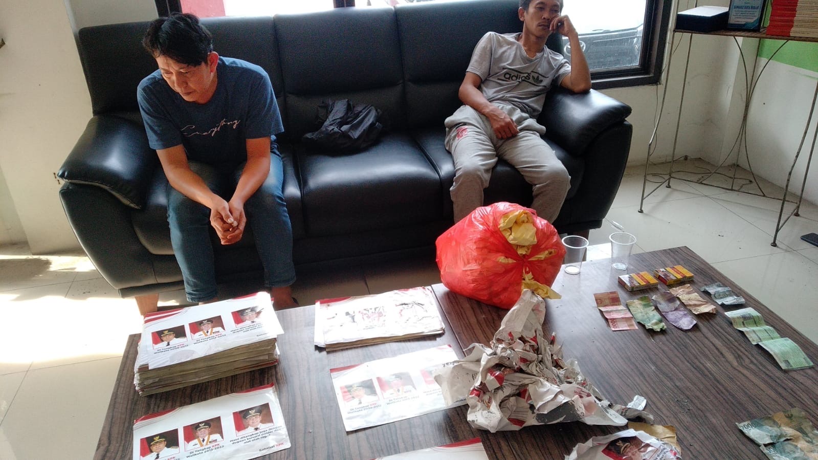 Terduga pelaku penempel stiker di lingkungan warga. Foto: Ist