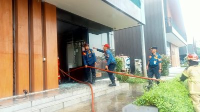 Disdamkarmat Kota Bekasi saat melakukan pemadaman api di Restoran Shuka Grill BBQ Shabu & Agemono di kawasan Bekasi Central Business District (BCBD) Summarecon Bekasi, Selasa (12/11/2024) pagi. Foto: Ist