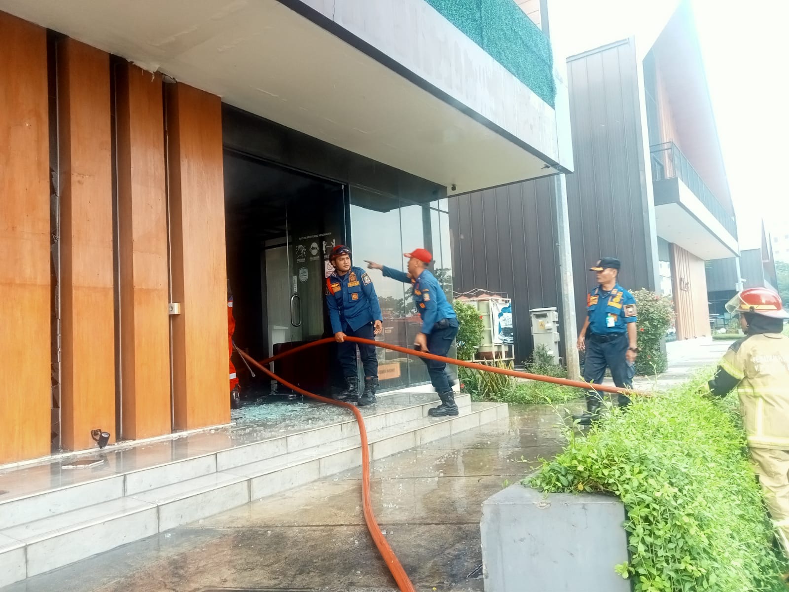 Disdamkarmat Kota Bekasi saat melakukan pemadaman api di Restoran Shuka Grill BBQ Shabu & Agemono di kawasan Bekasi Central Business District (BCBD) Summarecon Bekasi, Selasa (12/11/2024) pagi. Foto: Ist