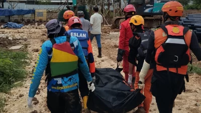 Basarnas mengevakuasi jasad remaja yang tewas terbawa arus di gorong gorong