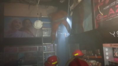 Disdamkarmat Kota Bekasi saat melakukan proses pemadaman outlet Guardian di GGP Mall