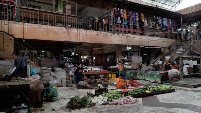 ILUSTRASI: Pedagang menyiapkan sayur mayur uang dijualnya di Pasar Babelan, belum lama ini. Pemkab Bekasi kalah dalam gugatan yang diajukan oleh PT Tomako Jaya Persada di Pengadilan Negeri Bekasi Kelas IA Khusus terkait kerja sama pembangunan Pasar Babelan. ARIESANT/RADAR BEKASI