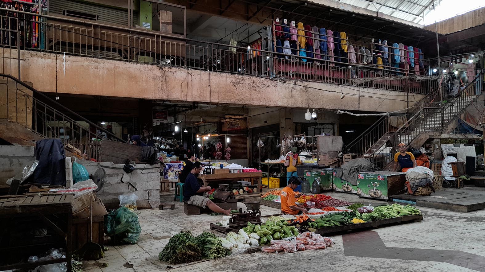 ILUSTRASI: Pedagang menyiapkan sayur mayur uang dijualnya di Pasar Babelan, belum lama ini. Pemkab Bekasi kalah dalam gugatan yang diajukan oleh PT Tomako Jaya Persada di Pengadilan Negeri Bekasi Kelas IA Khusus terkait kerja sama pembangunan Pasar Babelan. ARIESANT/RADAR BEKASI