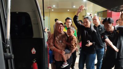 Fofo Kompas.com: Keluarga Korban Kebakaran Pabrik Pakan Ternak saat mengiringi Jenazah Usai Diserahkan RS Polri