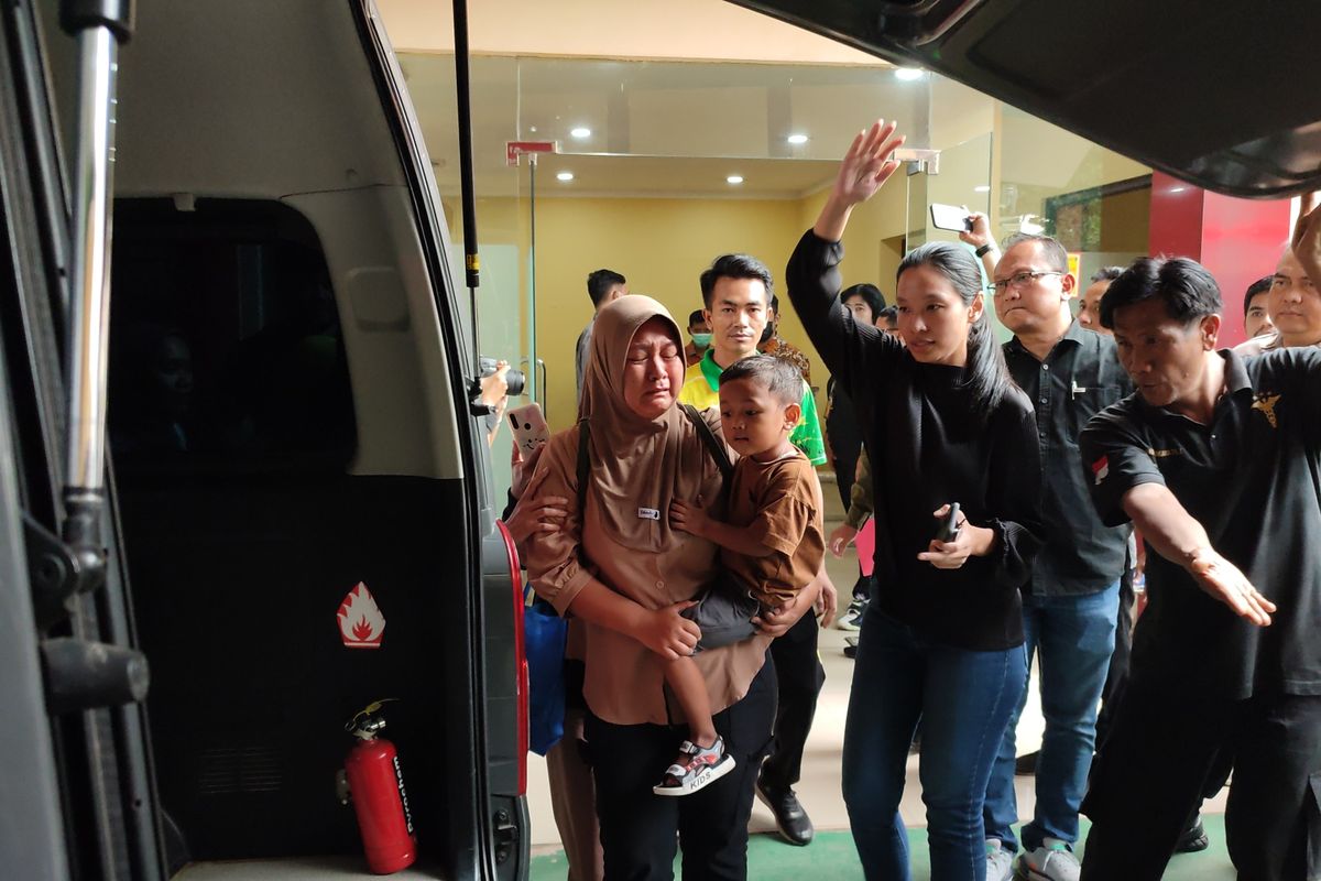 Fofo Kompas.com: Keluarga Korban Kebakaran Pabrik Pakan Ternak saat mengiringi Jenazah Usai Diserahkan RS Polri