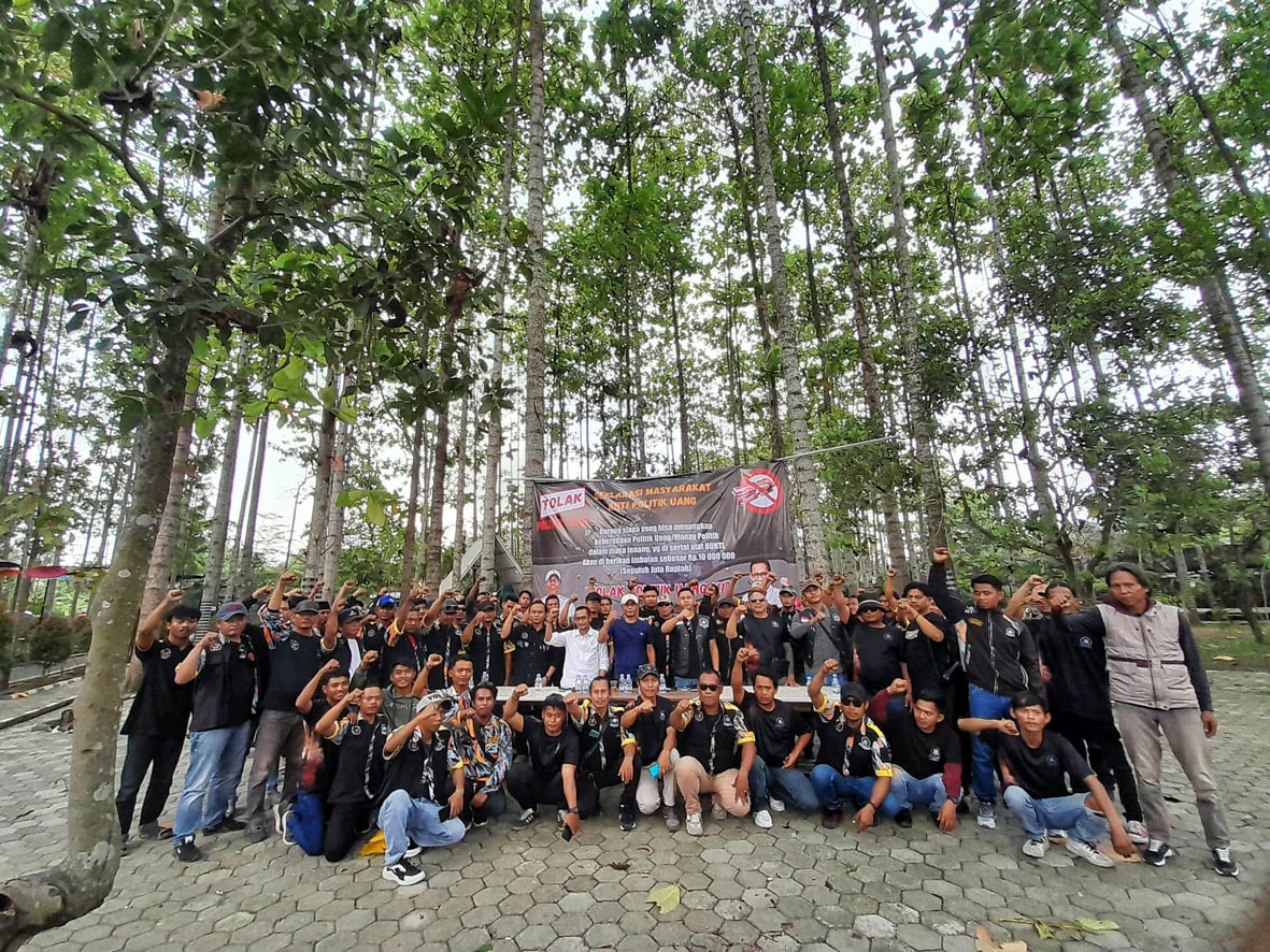 Foto Sejumlah Masyarakat deklarasi sayambara Politik Uang di Pilkada Kabupaten Bekasi 2024. (Ariesant/Radarbekasi)