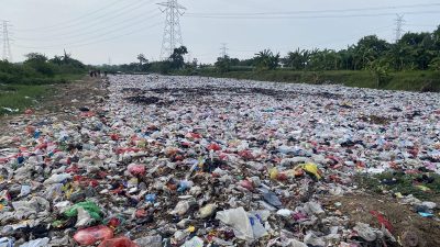 Hamparan Sampah liar di tepi Kali Bekasi wilayah Babelan