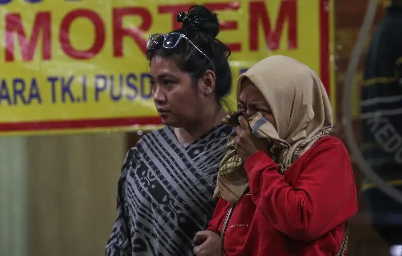 Keluarga korban kebakaran pabrik di Bekasi menangis saat keluar dari gedung Rumah Sakit Bhayangkara Tk I Pusdokkes Polri (RS Polri), Kramat Jati, Jakarta, Jumat (1/11/2024). (Foto: Antara/Asprilla Dwi Adha/foc)