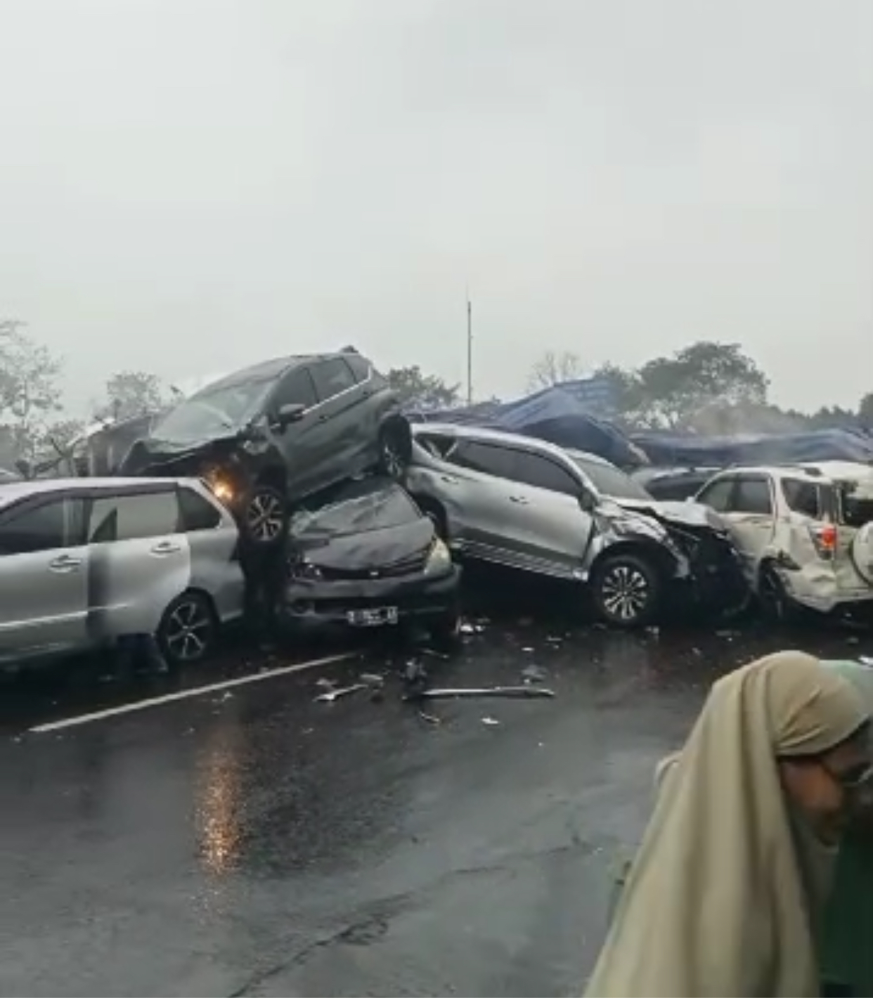 Tangkapan layar kecelakaan beruntun di Tol Cipularang KM 92 arah Jakarta